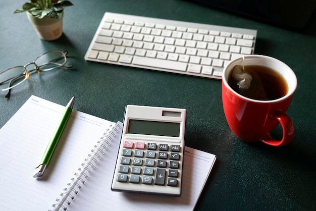 Escritorio de oficina con taza de té