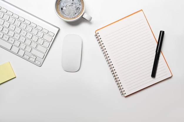 Escritorio de oficina de vista superior con taza de café portátil y teclado inalámbrico