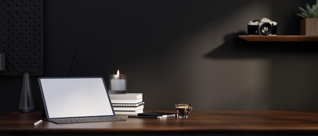 Escritorio oscuro moderno con maqueta de tableta y espacio para copiar en una mesa de madera contra la pared negra