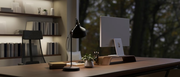 Escritório privado contemporâneo moderno ou home office à noite com computador em uma mesa