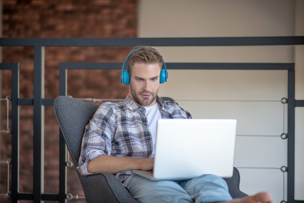 Escritório remoto. Um homem trabalhando em um novo projeto enquanto ficava em casa