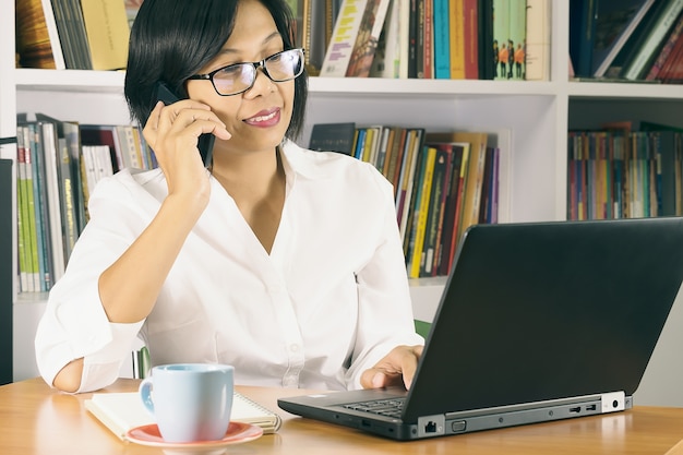 Escritório, sudeste, asiático, trabalhador mulher, falando, ligado, smartphont, trabalhando escritório