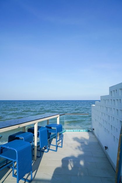 Escritorio y taburete de bar cerca de la piscina con fondo de mar