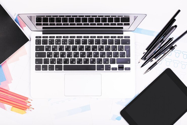 Foto escritorio con tecnología