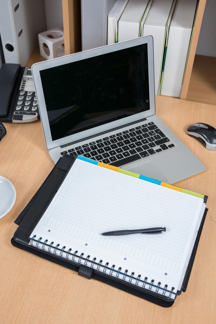 Foto escritorio de trabajador creativo. / espacio de trabajo creativo moderno.
