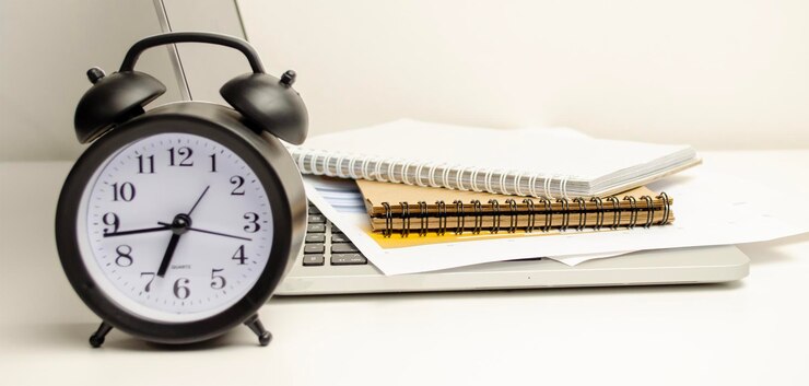 Escritorio de trabajo Concepto de oficina y oficina en casa con computadora portátil Lápiz Reloj Taza de leche en la mesa de madera