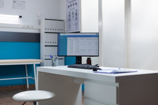 Foto escritorio vacío con documentos médicos y cita clínica en computadora