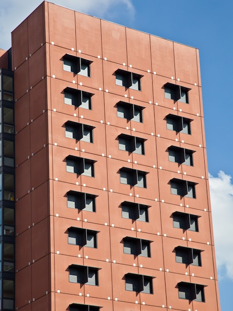 Escritórios novos, arquitetura moderna, em dia de sol.