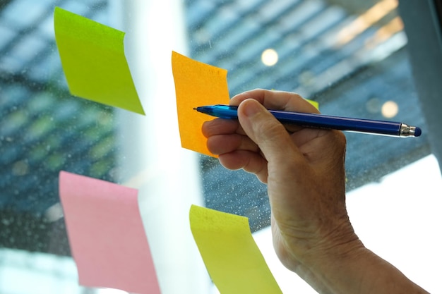 Foto escritura à mão recortada em notas adesivas multicoloridas