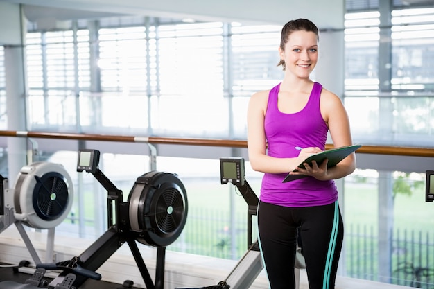 Escritura bonita del instructor en el tablero en el gimnasio