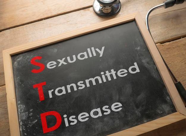 Foto escritura de palavras médicas e de saúde tipografia conceito de letras doenças sexualmente transmissíveis