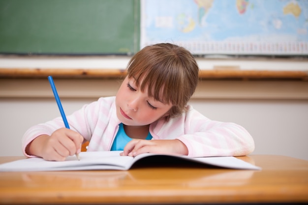 Escritura enfocada de la muchacha