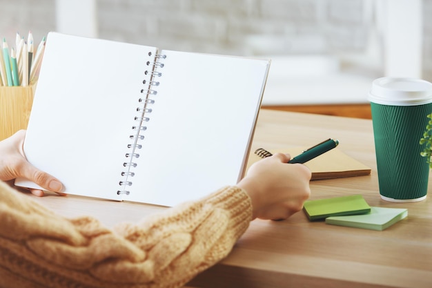 Escritura femenina en libreta vacía