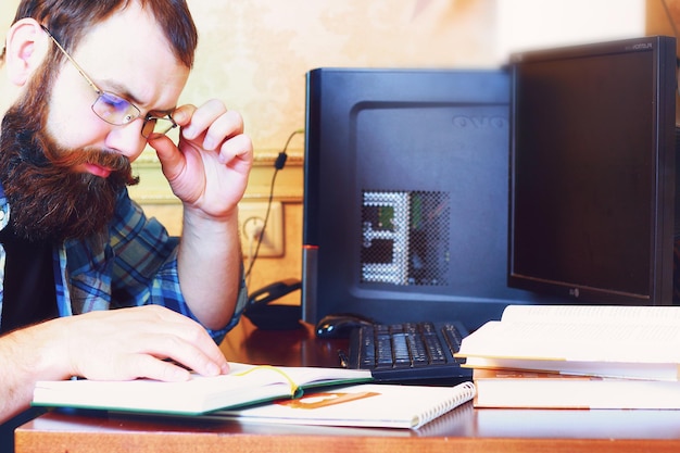 Escritura de lápiz de computadora de trabajo masculino