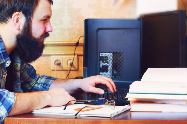 Foto escritura de lápiz de computadora de trabajo masculino