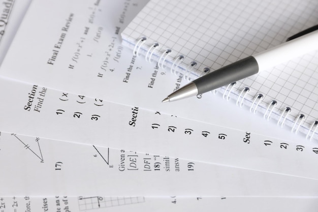 Foto escritura a mano de la ecuación cuadrática matemática en el examen o prueba de práctica en la clase de matemáticas concepto de resolución de ecuaciones exponenciales