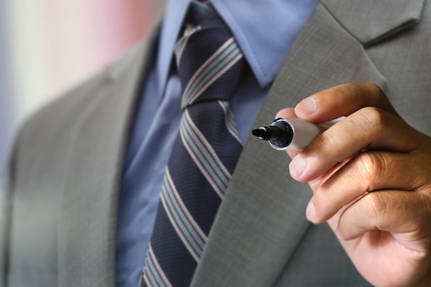 Foto escritura de la mano del hombre de negocios