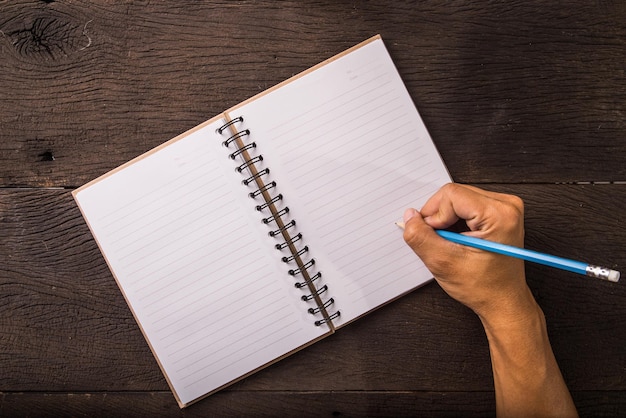 escritura a mano en el libro de papel de línea en blanco