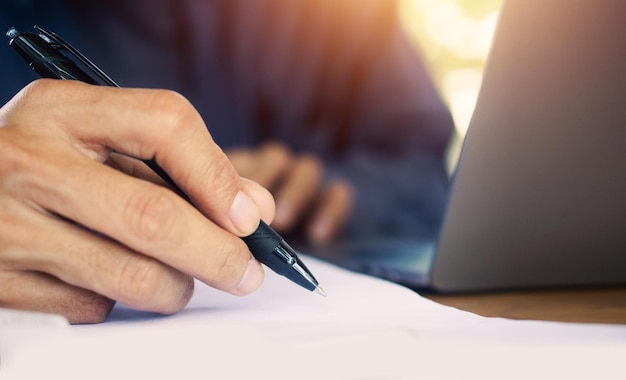 Escritura de la mano del primer en el papeleo, documento de la muestra de la pluma del asimiento de la mano