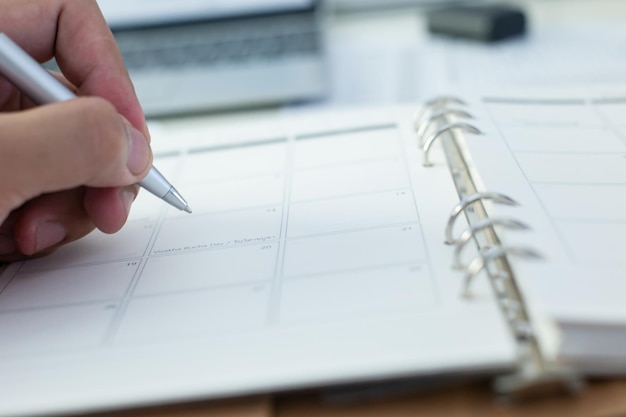 Escritura a mano recortada en el calendario