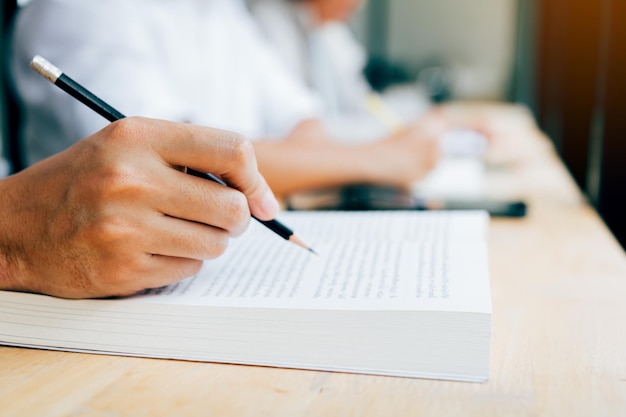 Escritura a mano recortada en el libro