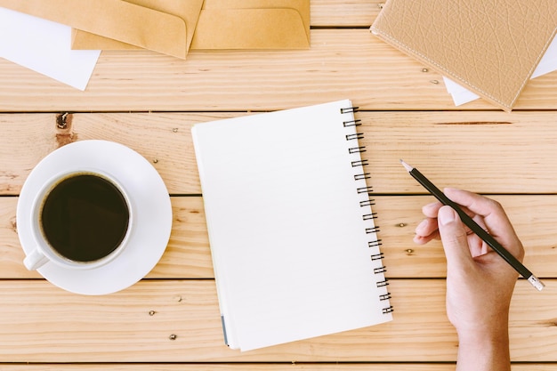 Escritura a mano recortada en el libro