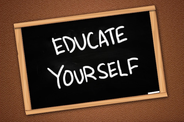 La escritura de la pizarra de tiza de Educate Yourself escrita en la pizarra sobre la pared texturizada