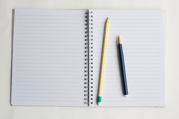 Escritura y planificación, cuaderno, lápiz y bolígrafo, vista superior, espacio de copia