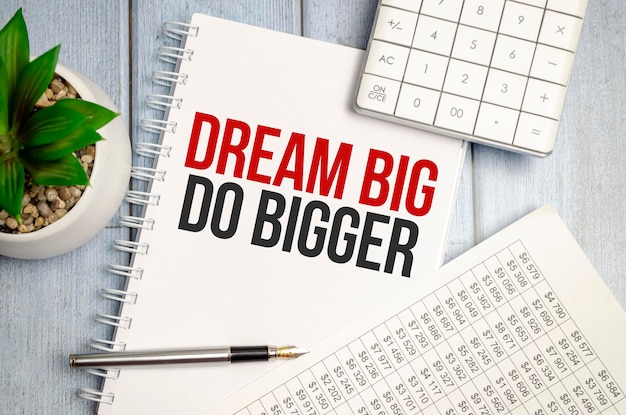 Escritura de texto Word Think Big Do Bigger Business concepto