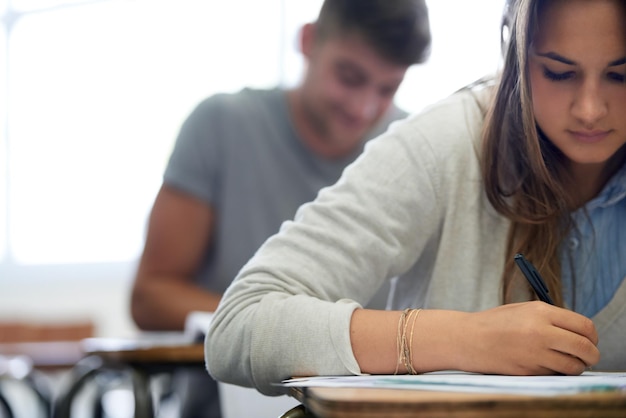 Foto escritura universitaria y mujer en el aula con cuaderno para el desarrollo en la oportunidad de aprendizaje y el futuro educación conocimiento y crecimiento para el estudiante universitario en conferencias estudiando para un examen o prueba