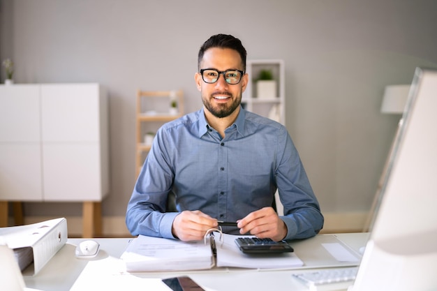 Foto escriturário de contabilidade homem consultor de banco