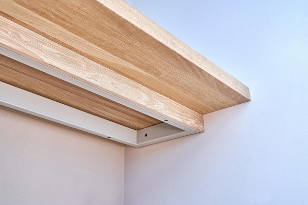Escrivaninha elegante feita com madeira de carvalho maciça branqueada montada na vista inferior da parede branca