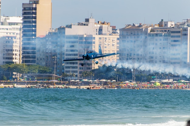 Foto escuadrón del cielo actuando en copacabana en río de janeiro, brasil