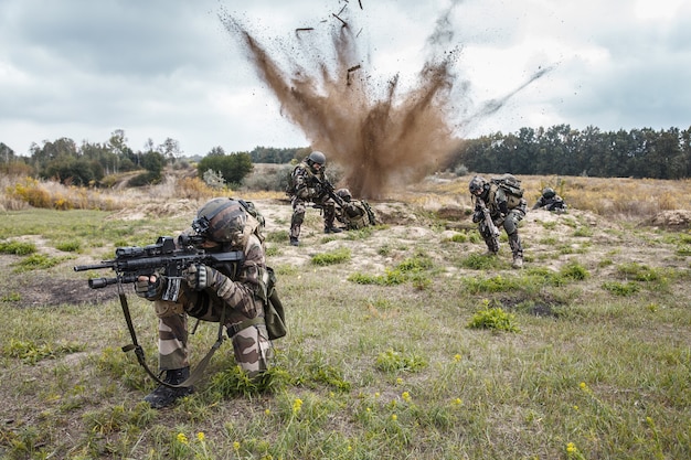 Foto escuadrón de paracaidistas franceses de élite del 1er regimiento de paracaidistas de infantería de marina rpima emboscado en acción, explosión de mina terrestre