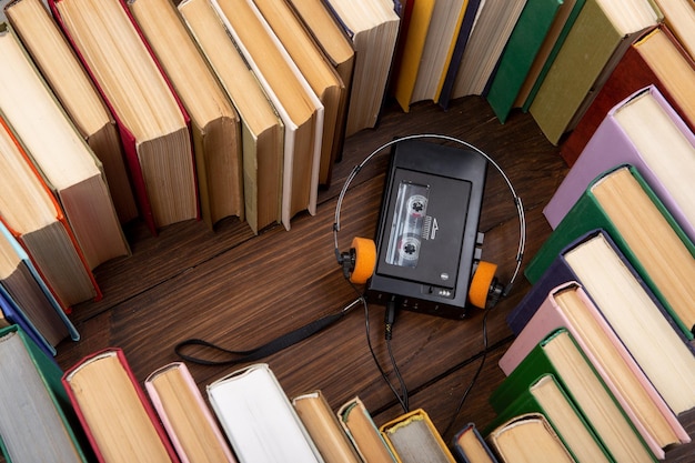 Escuchar el concepto de libro de audio en forma de corazón de auriculares de libro y reproductor de cintas de casete vintage Amor a la lectura