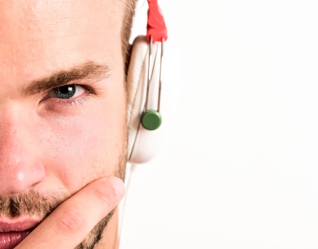 Escuchar música Gusto musical Software y dispositivos profesionales Concepto de entretenimiento Equipo para dj Hombre guapo con auriculares modernos La música como terapia diaria Entrenamiento de audio para la motivación