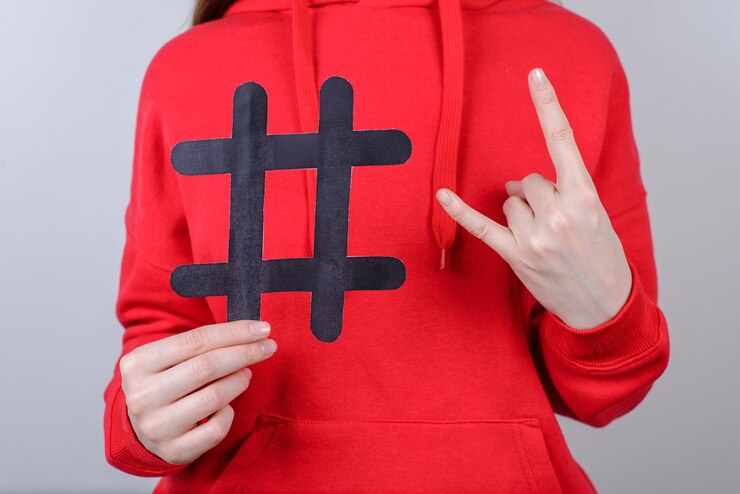 Foto escuche el mismo concepto adolescente de la juventud del estilo de vida del ocio del amante. foto de primer plano recortada de personas extasiadas de regocijo encantador alegre fresco personas sostienen gran hashtag negro aislado fondo gris