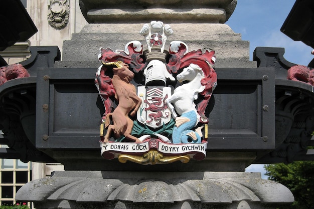 Escudo de armas de Cardiff sobre un pilar junto al Cardiff Crown Court