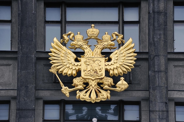 Escudo de armas dorado en el edificio de la Duma Estatal