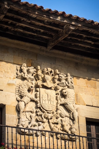 Escudo de armas en un monumento en Santillana del mar Cantabria España