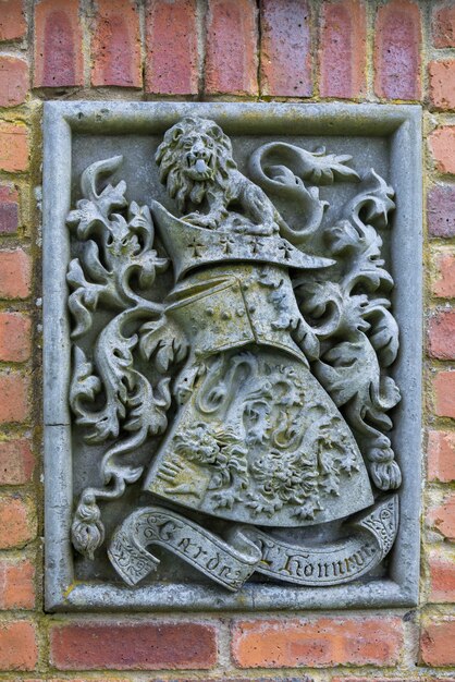 Escudo de armas en una pared en Hanmer, Gales