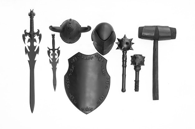 Foto escudo de caballero negro y arma aislado sobre fondo blanco.
