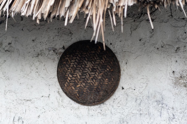 Escudo de aldeia tradicional africana na casa da aldeia. foto de alta qualidade