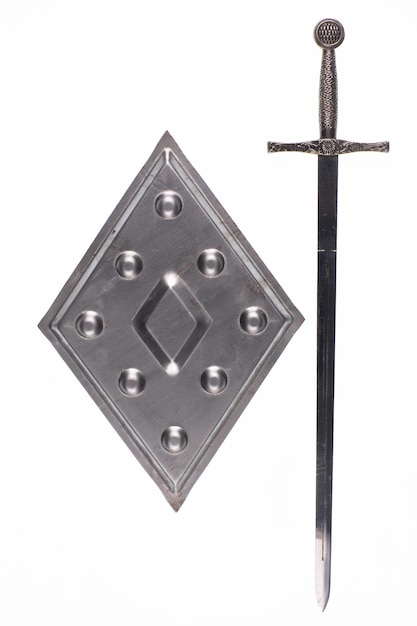 Foto escudo de ferro do cavaleiro e espada isolado no fundo branco