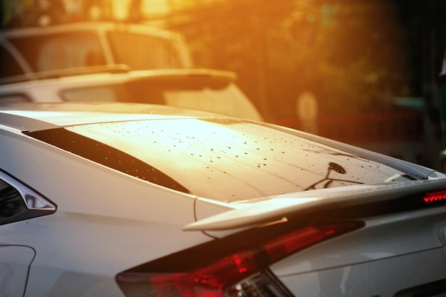 Foto escudo do espelho traseiro do carro com reflexo da luz do sol