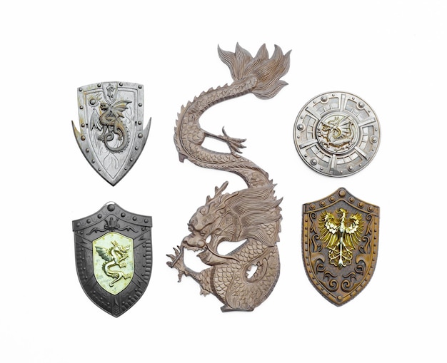 Foto escudos con emblema de dragón aislado sobre fondo blanco