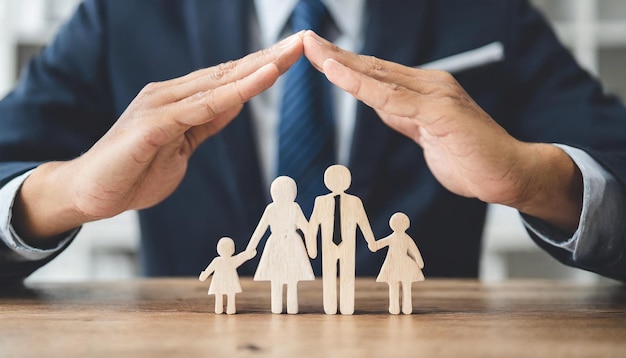 escudos de gesto de mano dominós de madera que caen hacia las muñecas de la familia que simbolizan el seguro de protección