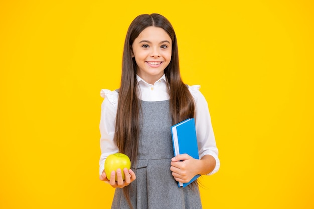 Escuela adolescente con libro y cuaderno Adolescente colegiala estudiante fondo aislado Aprendizaje y conocimiento Ir a estudiar Concepto de educación