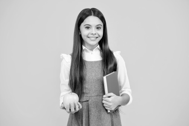 Escuela adolescente con libro y cuaderno Adolescente colegiala estudiante fondo aislado Aprendizaje y conocimiento Ir a estudiar Concepto de educación