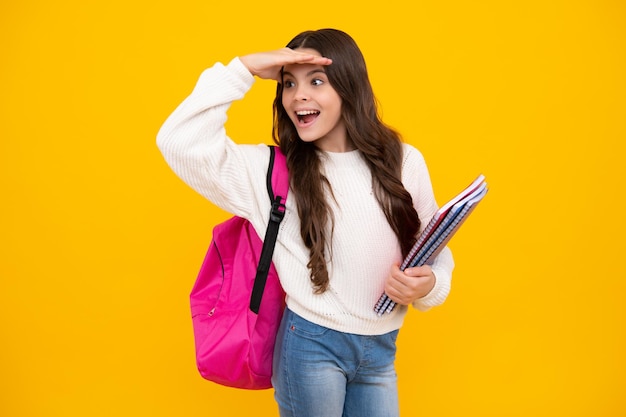 Escuela adolescente con libro y cuaderno Adolescente colegiala estudiante fondo aislado Aprendizaje